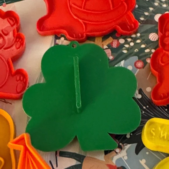 Hallmark Red, Green, Yellow, and Orange Cookie Cutter Set. Vintage lot of 7. - Picture 9 of 13